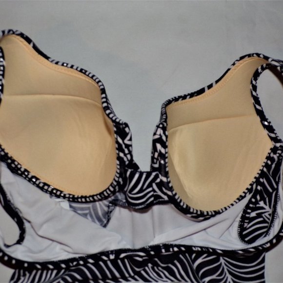 MIRACLESUIT Lush Lanai Print One Piece Swimsuit - Picture 9 of 9